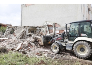 Körfez’de Tehlike Saçan Metruk Yapı Yıkıldı