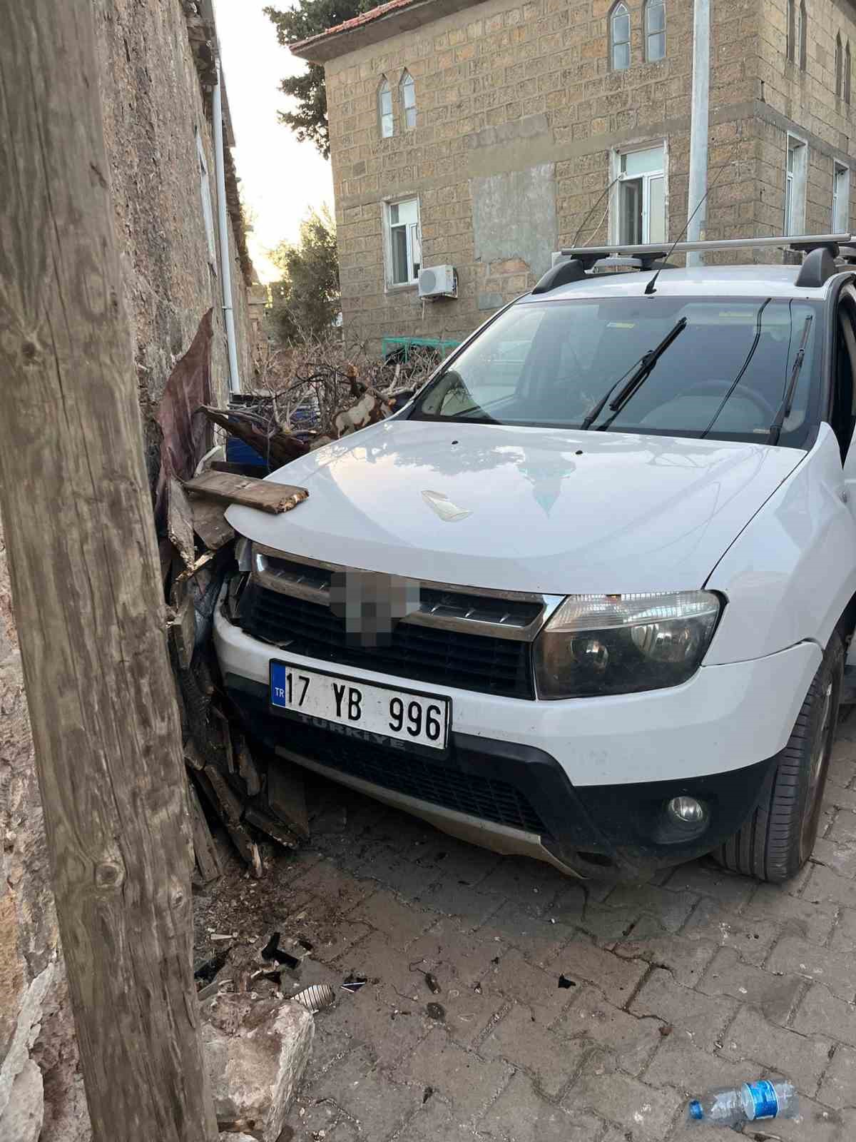 canakkale-de-duvara-carpan-aracin-surucusu-hayatini-kaybetti