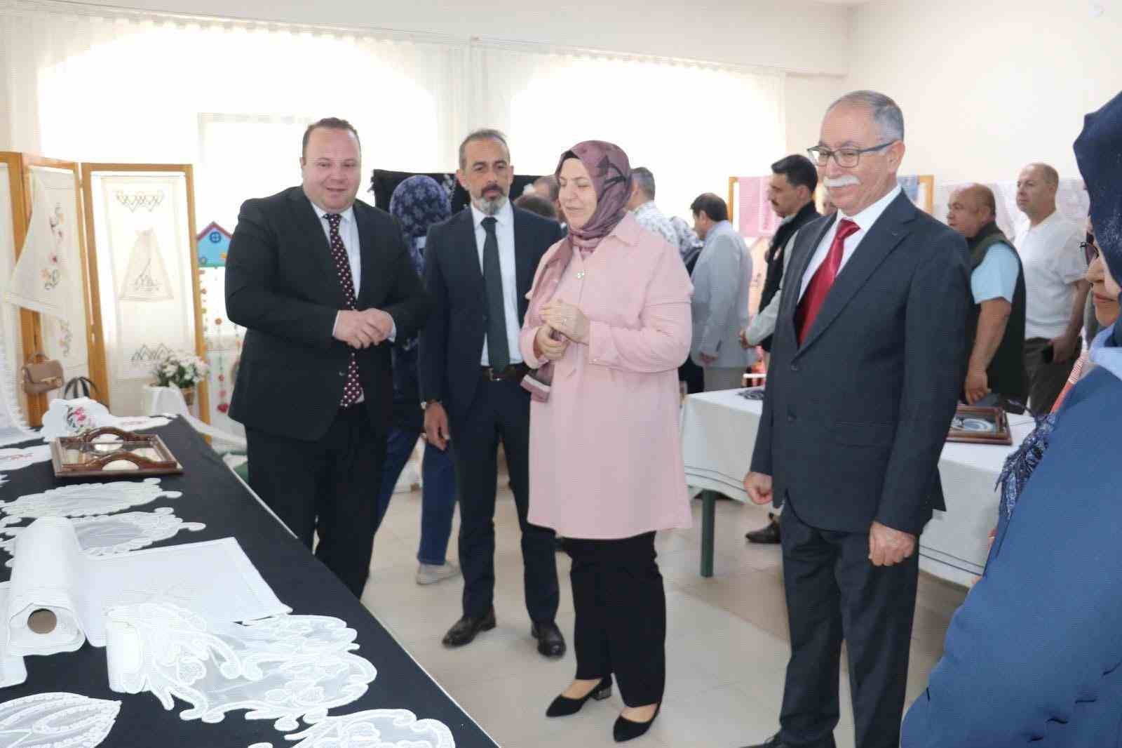 suhut-halk-egitim-merkezinin-yil-sonu-sergisi-buyuk-ilgi-gordu