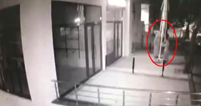 İki Hırsız, Kafeteryanın Bahçesindeki 200 Kiloluk Şemsiyeyi Dakikalar İçinde Çaldı, O Anlar Kamerada