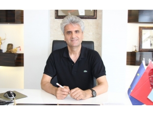 Doç. Dr. Hayati Akbaş: "Aşırı Göğüs Büyüklüğü Ciddi Bir Sorundur"