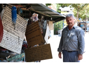 Şair Seyyar Satıcı Müşterilerini Şiirle Karşılıyor