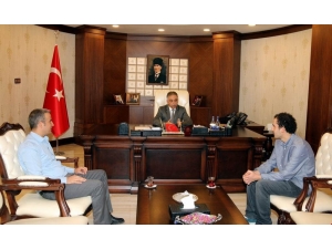 Hakkari Valisi Toprak, Tıp Fakültesini Kazanan Öğrenciyi Makamında Kabul Etti