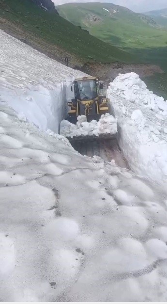 kars-ta-temmuz-ortasinda-3-metre-kar