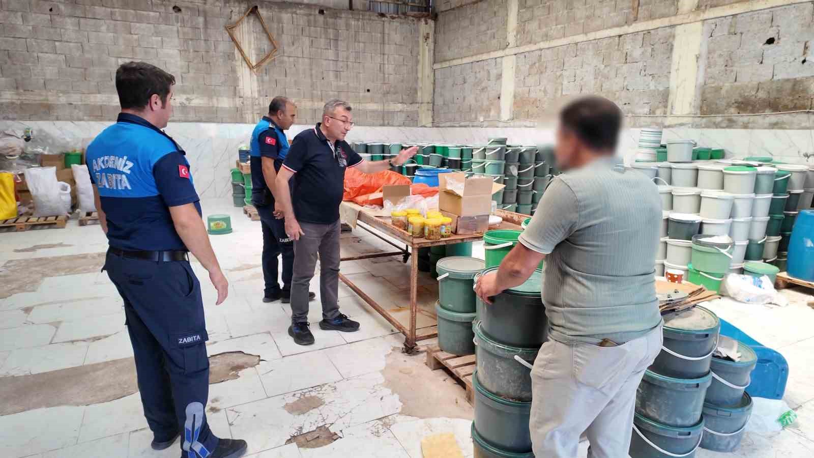 mersin-de-sagliksiz-sartlarda-uretilen-tonlarca-tursuya-el-konuldu