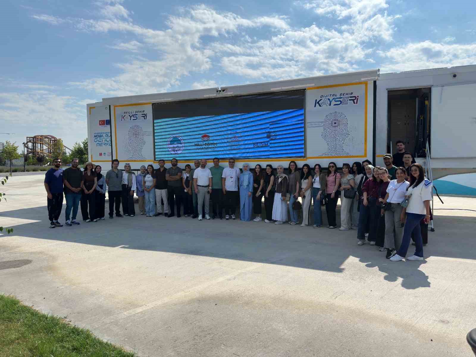 kayseri-buyuksehir-500-u-askin-ogretmen-adayini-gelecegin-teknolojileriyle-bulusturuyor