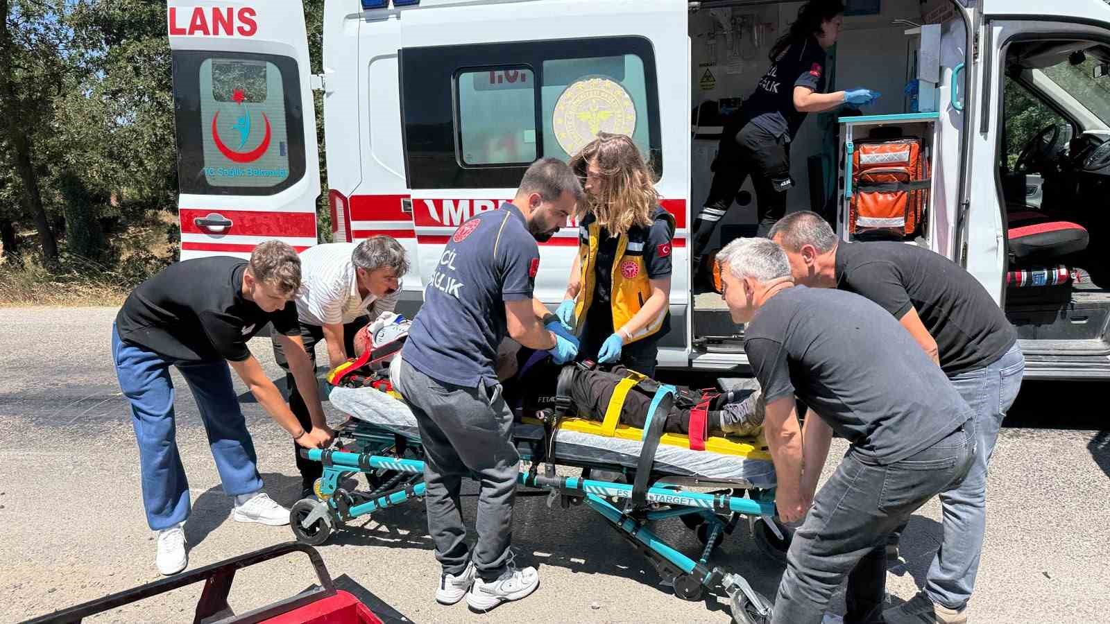 canakkale-de-motorlu-bisiklet-ile-otomobil-carpisti-1-kisi-yaralandi