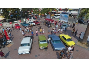 Ayvalık’ta Klasik Otomobiller Görücüye Çıktı