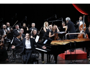 Fahir Atakoğlu Film Müzikleriyle Beğeni Topladı