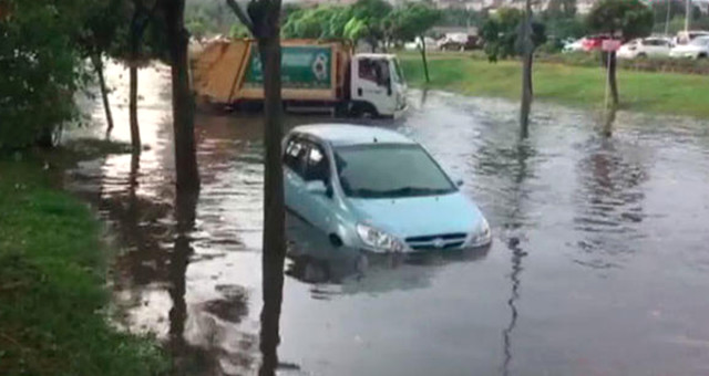İstanbul'daki Yağış Sonrası Otoparkı Su Bastı, Araçlar Mahsur Kaldı