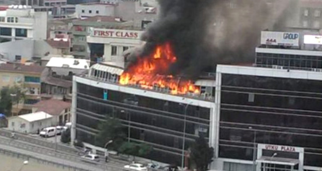 İstanbul'da 4 Katlı İş Merkezinde Yangın Çıktı, Bölgeyi Duman Kapladı