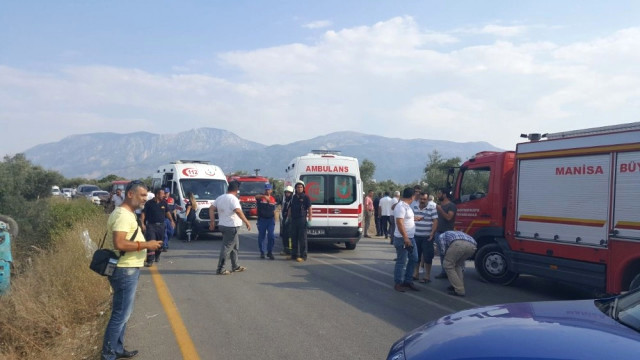 Manisa'da Halk Otobüsü Ile Otomobil Çarpıştı: 24 Yaralı