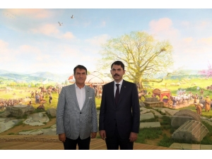 Bakan Kurum’dan Panorama 1326’ya Övgü