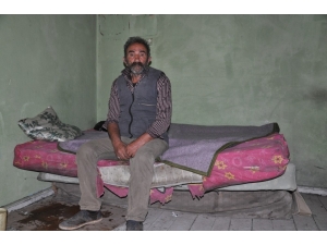 Evsiz Yaşlı Adam Yardım Bekliyor