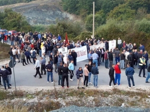 Sırbistan Cumhurbaşkanı Vuçiç’in Kosova’da Sırp Köyünü Ziyaretine Barikatlı Engel