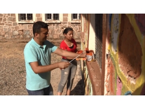 Fedakar Öğretmenler Duvar Boyayıp, Kapı Pencere Sildi