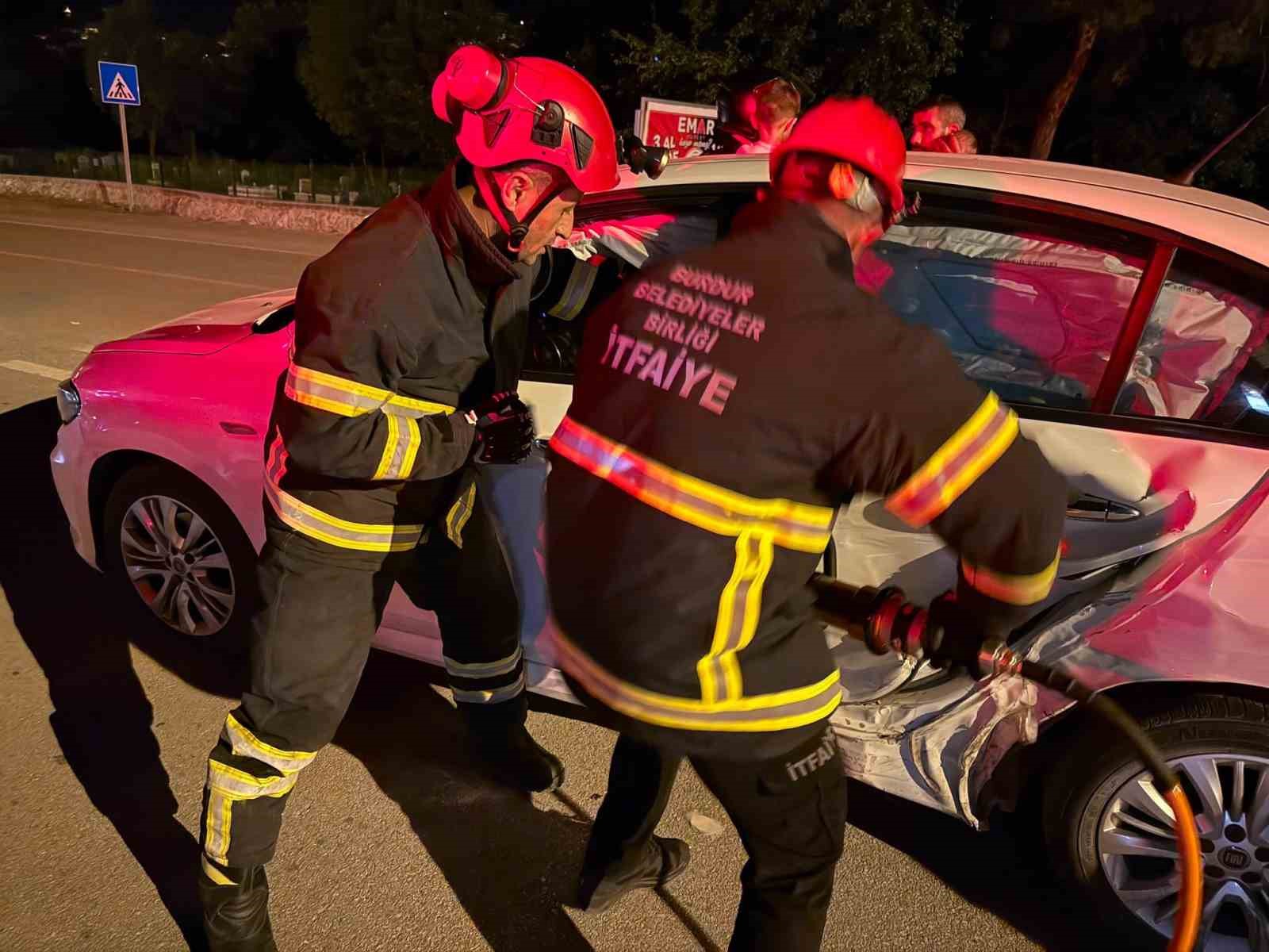 burdur-da-otomobiller-carpisti-6-yarali