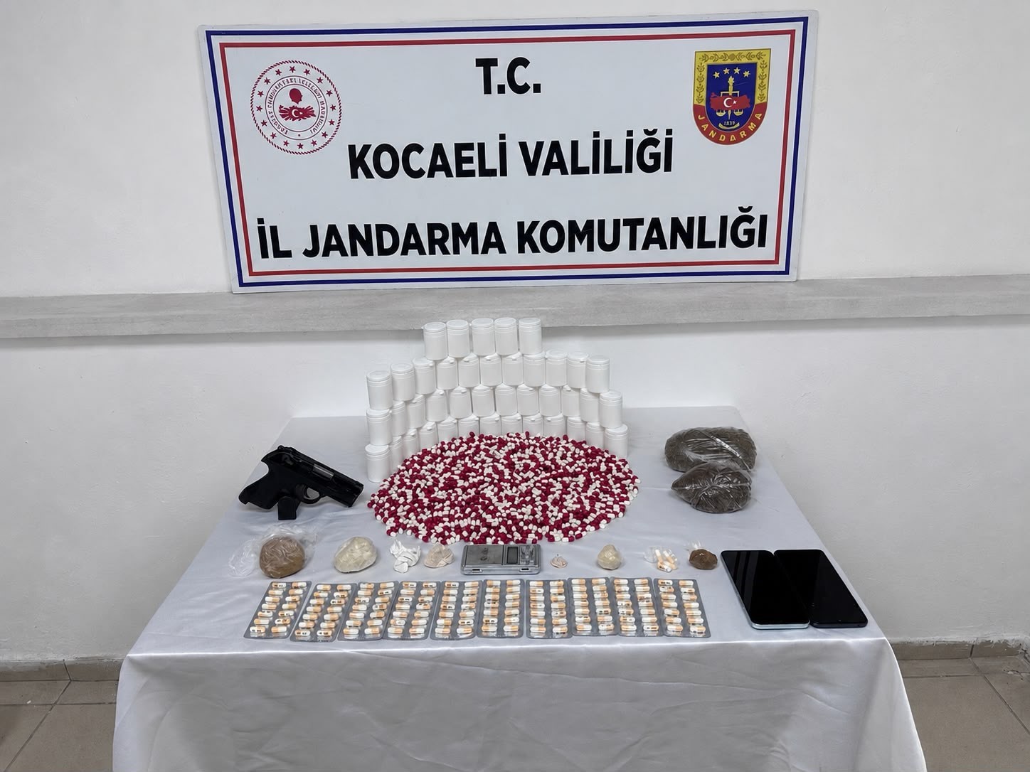 jandarmadan-torbaciya-darbe-gosterdigi-her-yerden-uyusturucu-cikti