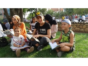 Gençler Başlattı, 7’den 70’e Vatandaşlar Kitap Okudu