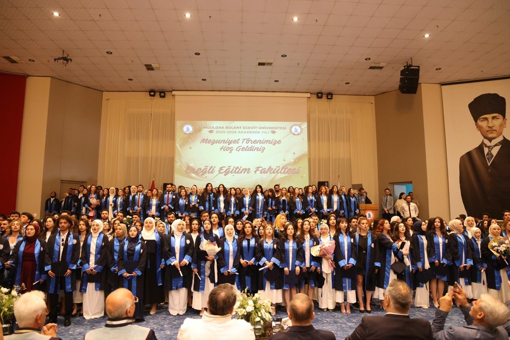 beun-da-ogrencilikten-ogretmenlige-uzanan-yolculuk-mezuniyet-toreni-ile-taclandi