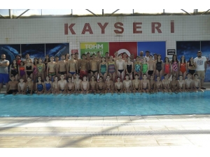 Thom Yüzme Sporcuları Sezonu Açtı