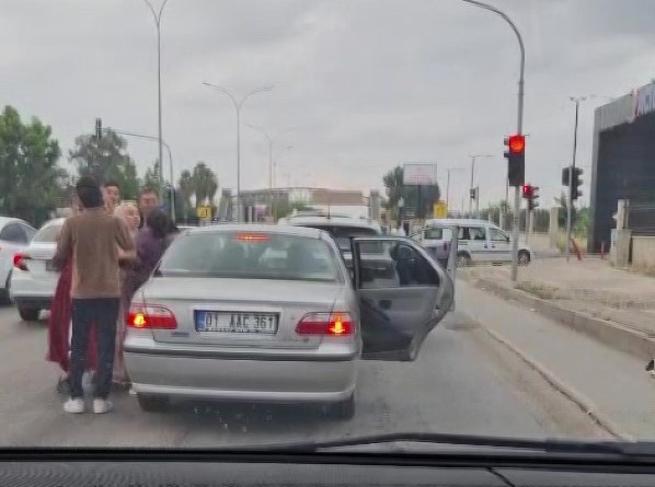 adana-da-trafikte-kadinli-erkekli-kavga-kameraya-yansidi