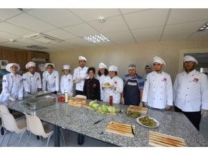 Öğrencilerden Hamburger Ziyafeti