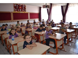 Afyonkarahisar’da Minik Öğrenciler Ders Başı Yaptı