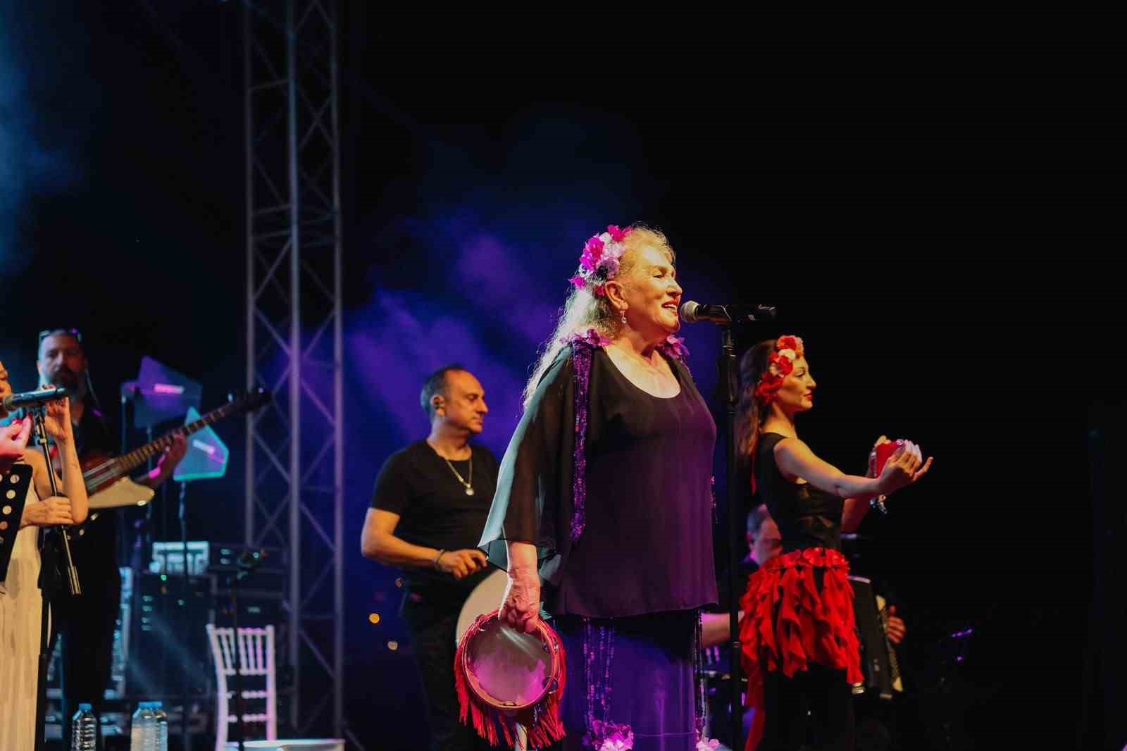 didim-de-lavanta-festivali-suzan-kardes-konseriyle-basladi