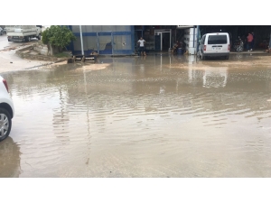 10 Dakika Yağan Yağmur Küçük Sanayi Sitesini Felç Etti