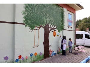 Okul Duvarlarını Resim Ve Karikatürlerle Süslüyor