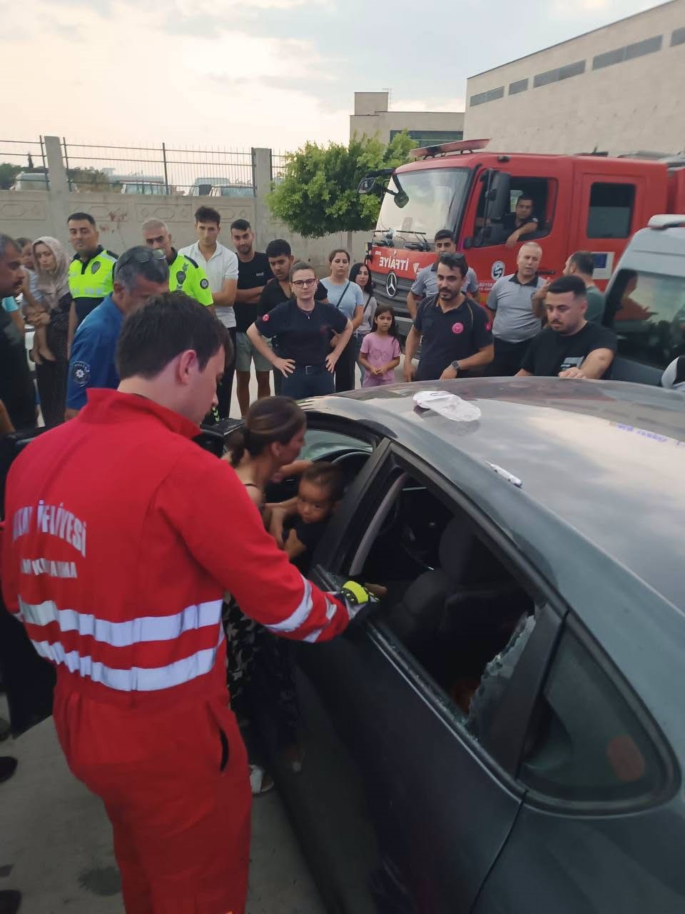 aracta-kilitli-kalan-cocuk-camin-kirilmasiyla-kurtarildi