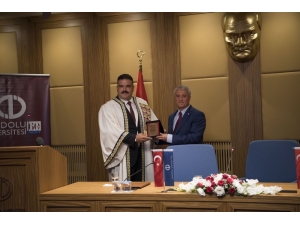 Anadolu Üniversitesi Rektörü Prof. Dr. Çomaklı Görevi Devraldı