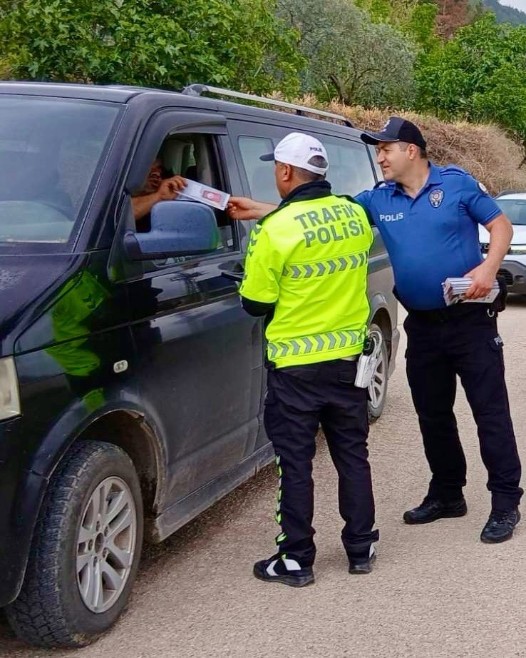 polis-ekipleri-araclari-tek-tek-bilgilendirdi