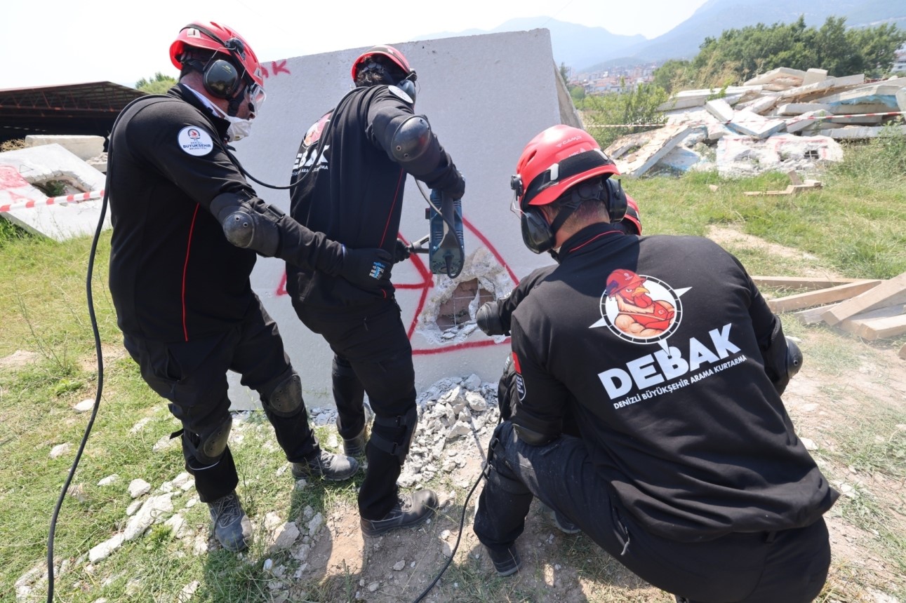 denizli-buyuksehir-in-gonullu-ekibi-artik-turkiye-nin-afetlerinde-gorev-alacak