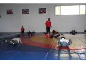 Genç Bayanlar Güreş Milli Takımı Dünya Şampiyonasına Hazırlanıyor