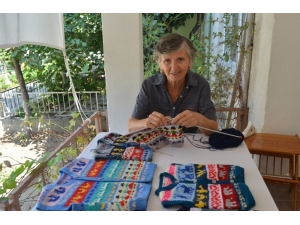 Emekli Eğitimcinin Ördüğü Yelekler Öğrencilere Burs Oluyor