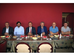 Belediye Başkanı Seçen, Nevşehir Belediyesporlu Futbolcularla Bir Araya Geldi