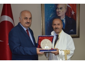 Prof Dr. Emin Aşıkkutlu, Trabzon Üniversitesi Rektörlüğü Görevini Teslim Aldı