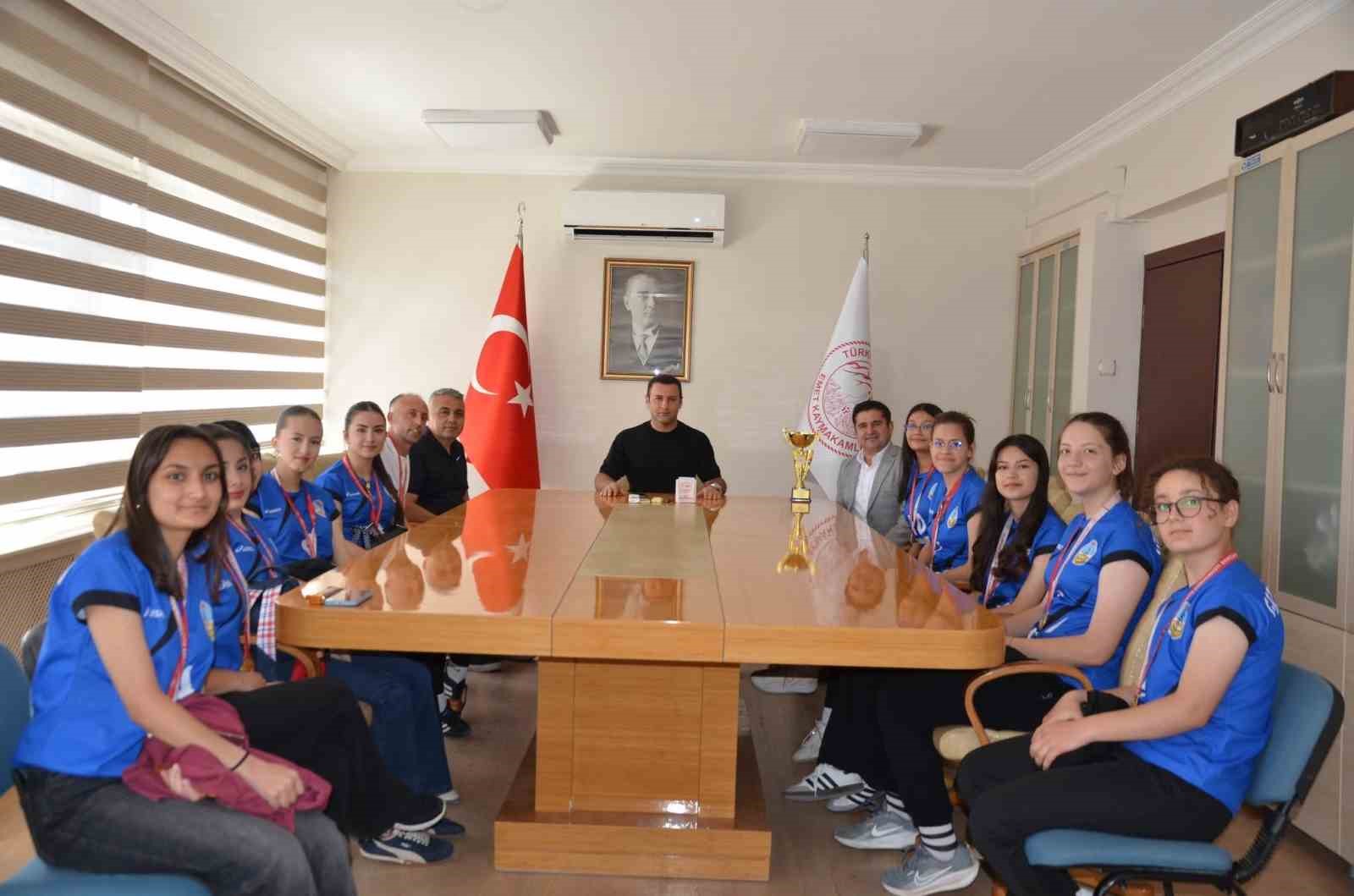 emet-kaymakami-baskapan-il-birincisi-kiz-voleybol-takimini-kabul-etti