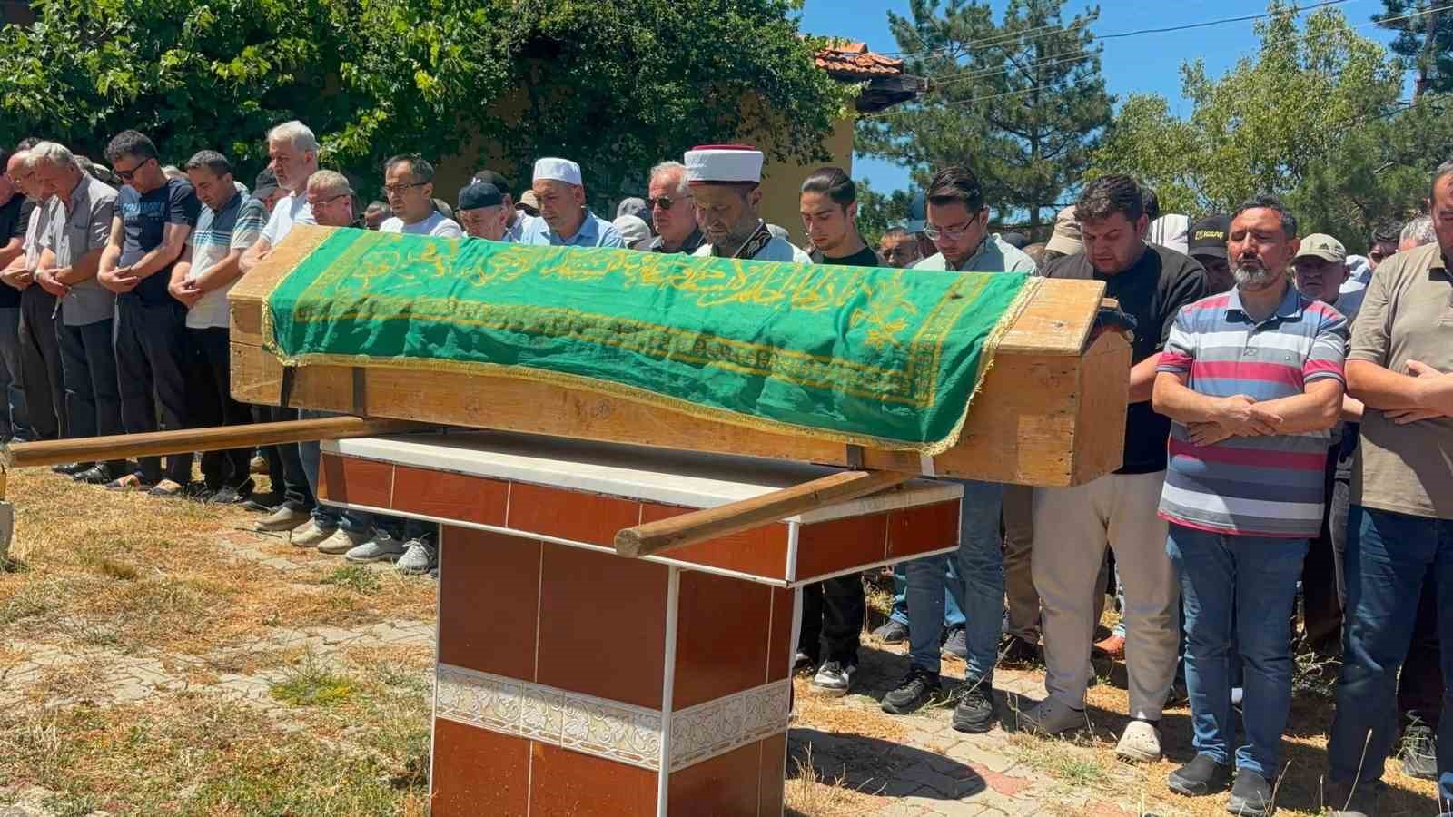 sari-kantaron-toplarken-kayaliklardan-duserek-olen-hastane-teknikeri-topraga-verildi