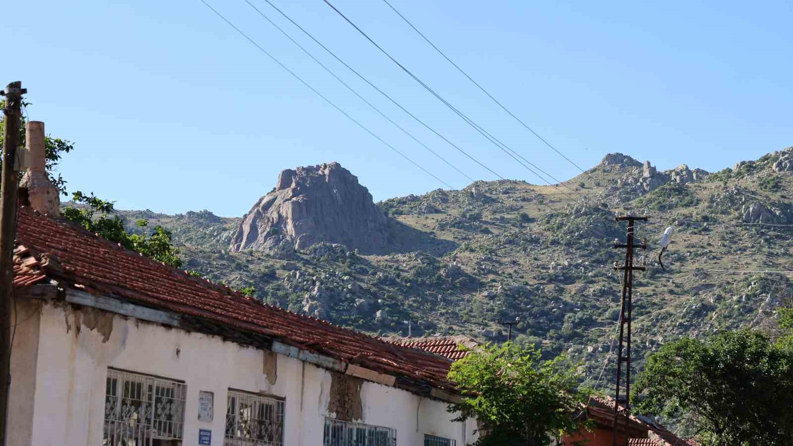 kirsehir-de-dag-yuruyusu-yapan-grup-kus-kalesi-nde-insan-ya-da-uzayliyi-andiran-figur-tespit-etti