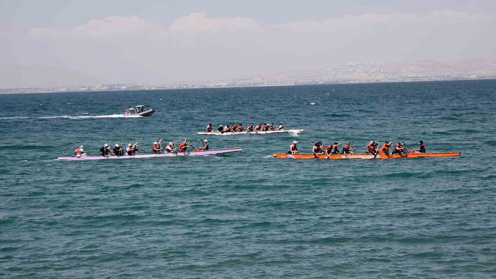 van-da-duzenlenen-12-su-sporlari-festivali-coskuyla-sona-erdi