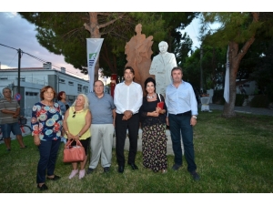 Foça’ya Avni Arbaş Heykeli