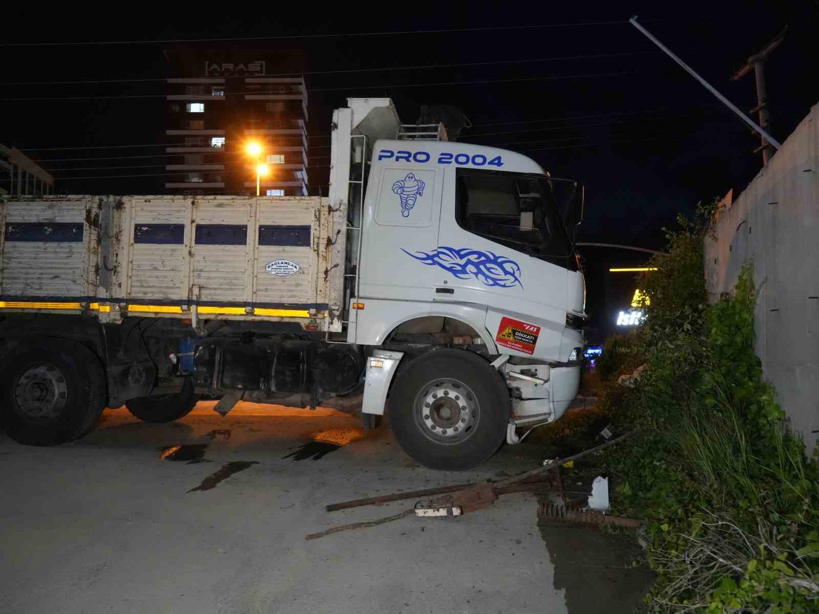 direksiyon-basinda-fenalasan-surucu-istinat-duvarina-carpti