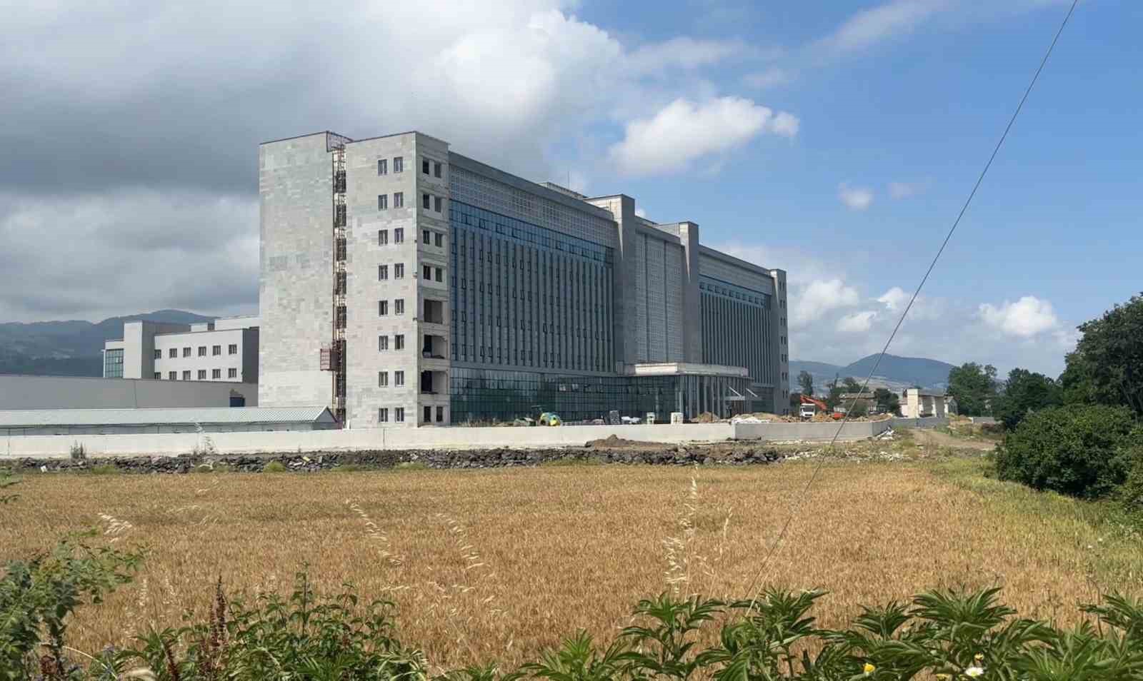 18-metre-yukseklikten-dustu-yarali-kurtuldu