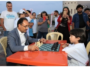 Başkan Cahan Miniklerle Satranç Masasına Oturdu