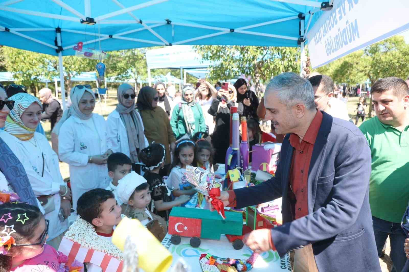 cayirova-da-cevre-senligi-renkli-goruntulere-sahne-oldu