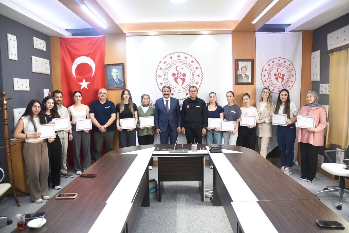 afad-gonullusu-ogrenciler-ilk-yardim-belgelerini-aldi
