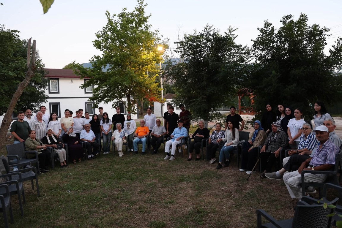 gencler-ile-huzurevi-sakinleri-bir-araya-geldi